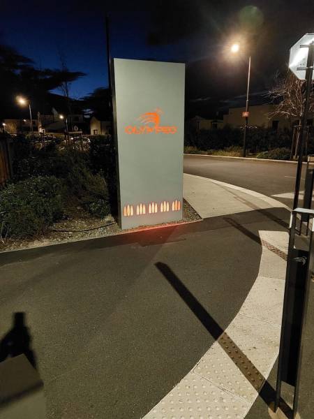 Valorisation d'une résidence grâce à des totems lumineux personnalisés