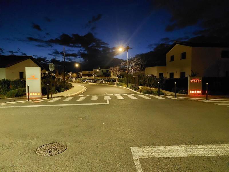 Valorisation d'une résidence grâce à des totems lumineux personnalisés