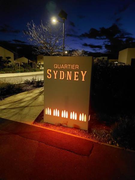 Valorisation d'une résidence grâce à des totems lumineux personnalisés